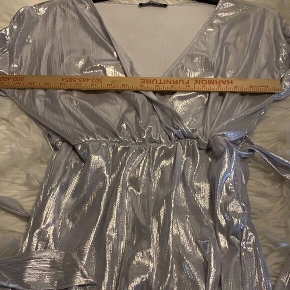 Yoins small silver shimmering long sleeve romper NWT - Picture 7 of 10